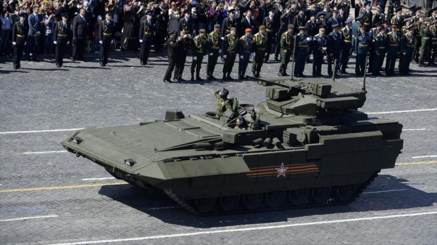 Un vehículo de combate de infantería ruso T-15.