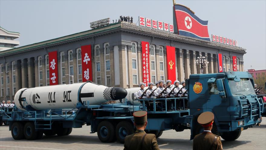 Misiles balísticos subacuáticos (SLBM, por sus siglas en inglés) son exhibidos en un desfile militar en Pyongyang, capital de Corea del Norte.