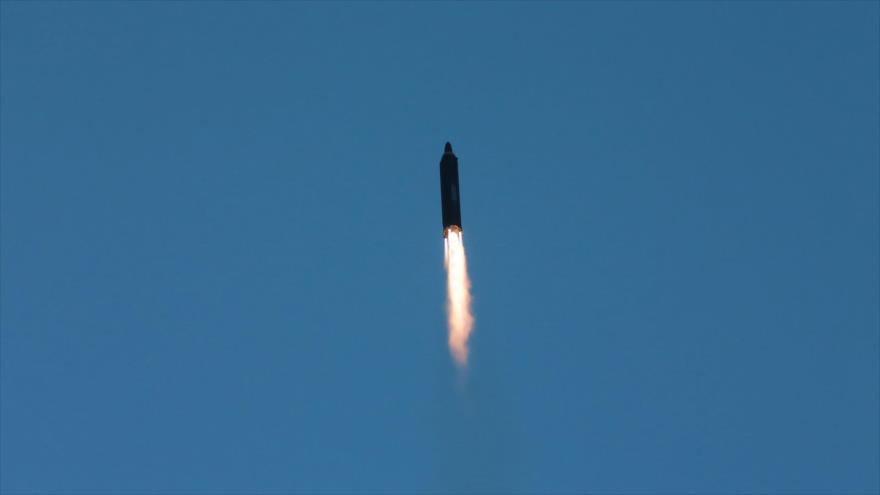 Lanzamiento del misil balístico norcoreano ‘Hwasong-12’, capaz de portar una ojiva nuclear pesada, 14 de mayo de 2017.