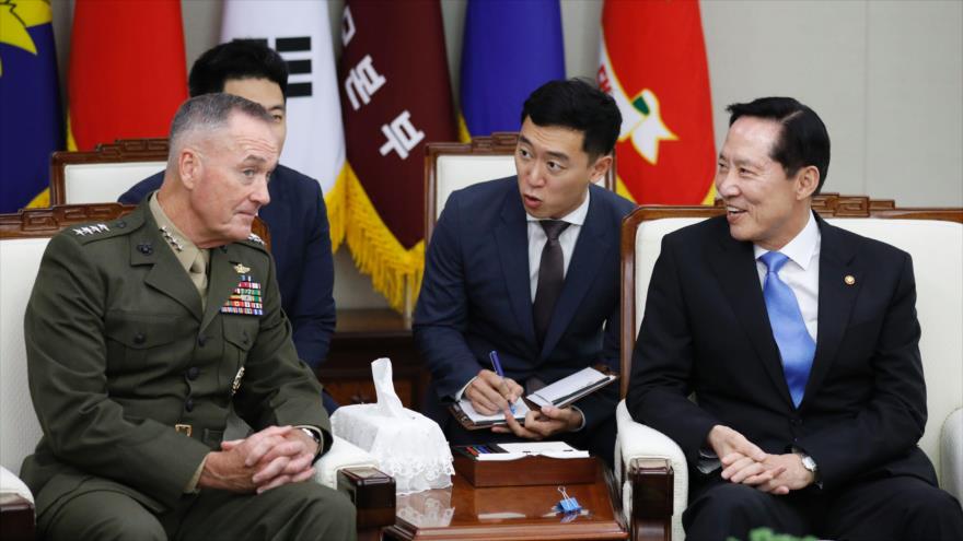 El general Joseph Dunford (izda.) se reúne con el ministro de Defensa de Corea del Sur, Song Young-moo, en Seúl, 14 de agosto de 2017.
