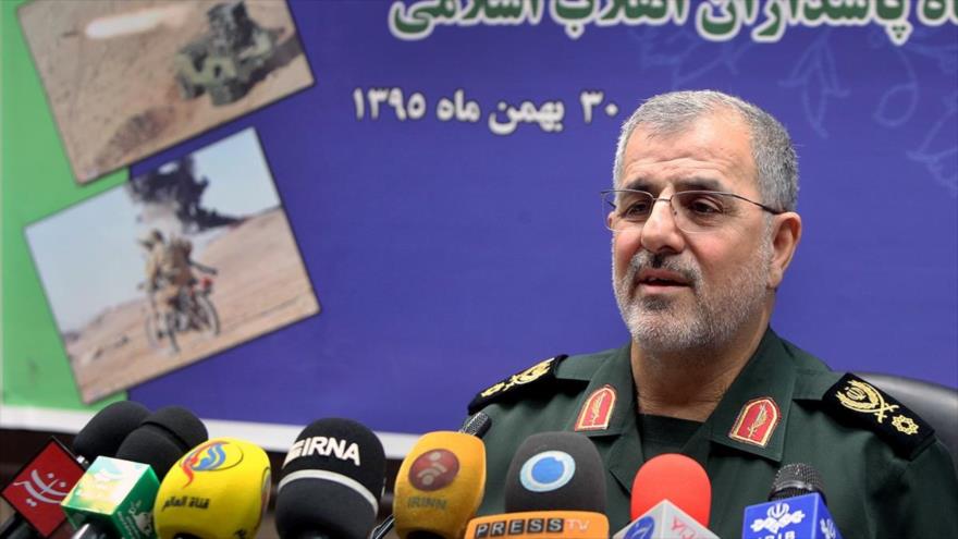 El comandante de las Fuerzas Terrestres del CGRI, el general de brigada Mohamad Pakpur, asiste a una rueda de prensa en Teherán, 18 de febrero de 2017.