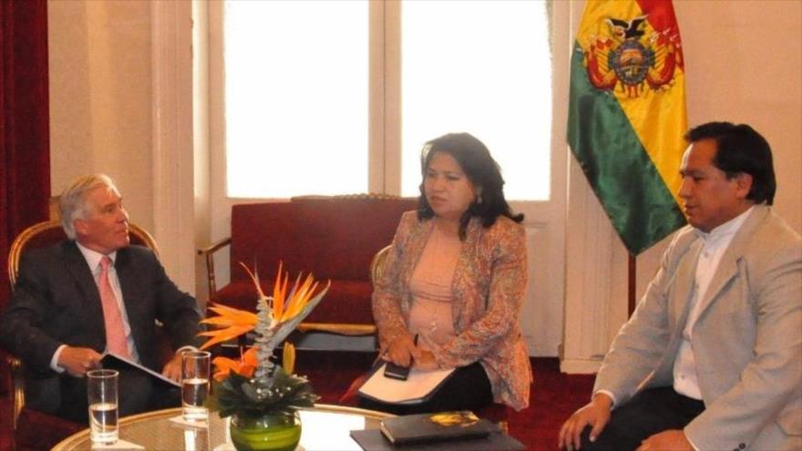 Reunión del encargado de negocios de EEUU en Bolivia, Peter Brennan (izq.), y el ministro de la Presidencia, René Martínez, 14 de agosto de 2017.