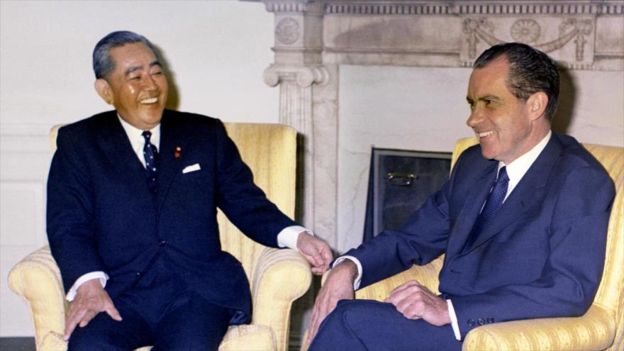 El premier nipón, Eisaku Sato (izda.), se reúne con el presidente de EE.UU., Richard Nixon, en la Casa Blanca, noviembre de 1969.