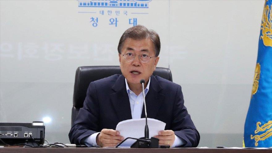 El presidente surcoreano, Moon Jae-in durante un discurso televisado en el Centro de Sejong, Seúl, 15 de agosto de 2017.