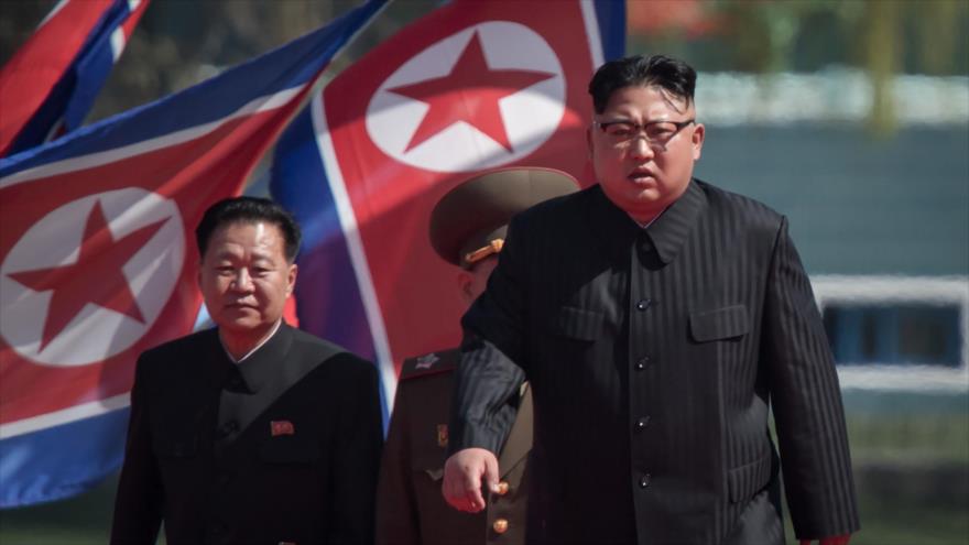 El líder norcoreano, Kim Jong-un (dcha.), llega a un acto público en Pyongyang, 13 de abril de 2017.