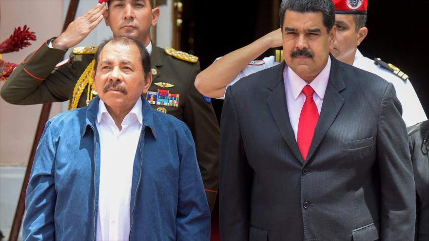 El presidente de Nicaragua, Daniel Ortega, (izda.), y su homólogo venezolano, Nicolás Maduro, en una cumbre de la ALBA en Caracas, 5 de mayo de 2017.