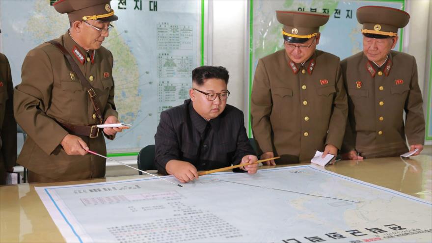 El líder norcoreano, Kim Jong-Un (centro), inspecciona el Comando de la Fuerza Estratégica del Ejército Popular Coreano en un lugar no revelado, 14 de agosto de 2017.