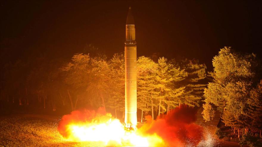 Lanzamiento de un misil balístico Hwasong-14, por parte de Corea del Norte.