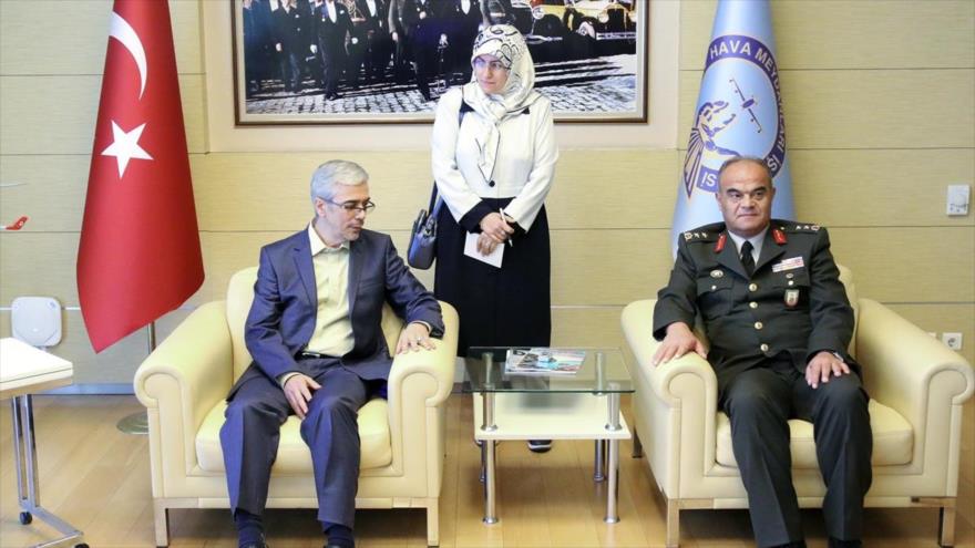 El jefe del Estado Mayor de las Fuerzas Armadas de Irán, Mohammad Husein Baqeri (izda.) y su homólogo turco, Hulusi Akar, Ankara, 15 de agosto de 2017.