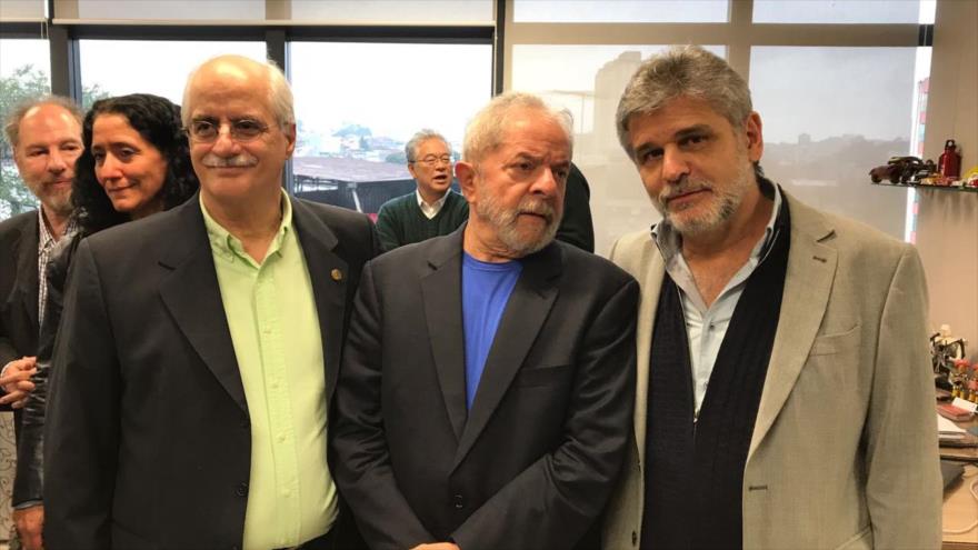El expresidente de Brasil, Luiz Inácio Lula da Silva (centro), asiste a ceremonia de creación del Instituto Futuro en Sao Paulo, 15 de agosto de 2017.