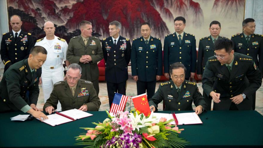 El presidente del Estado Mayor Conjunto de EE.UU., general Joseph Dunford (2º izda.), y su par chino, Fang Fenghui, en Pekín, 15 de agosto de 2017.