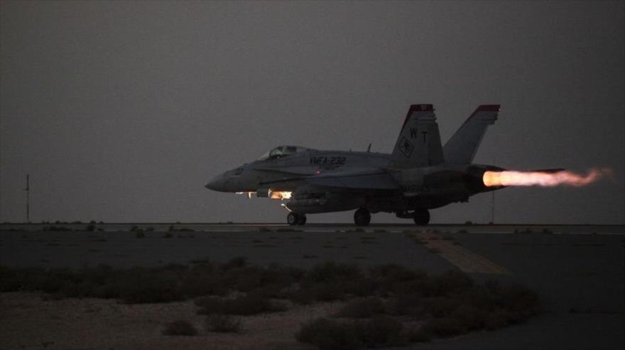 Un cazabombardero estadounidense F/A-18 Hornets se prepara para despegar y realizar bombardeos en Siria.