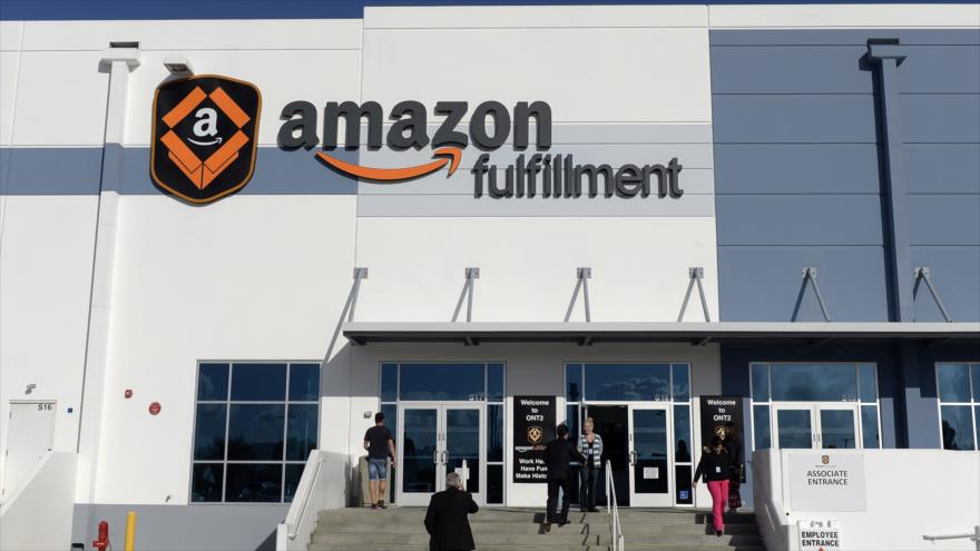 Los empleados llegan a una oficina de Amazon en San Bernardino, EE.UU., 29 de octubre de 2013.