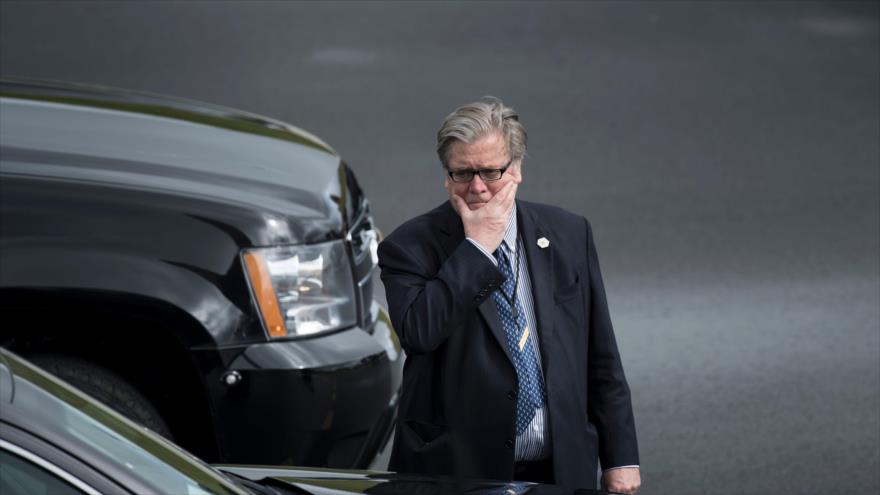 Jefe de la estrategia de Casa Blanca, Steve Bannon, espera mientras Donald Trump llega al aeropuerto de Lynchburg, 13 de mayo de 2017.