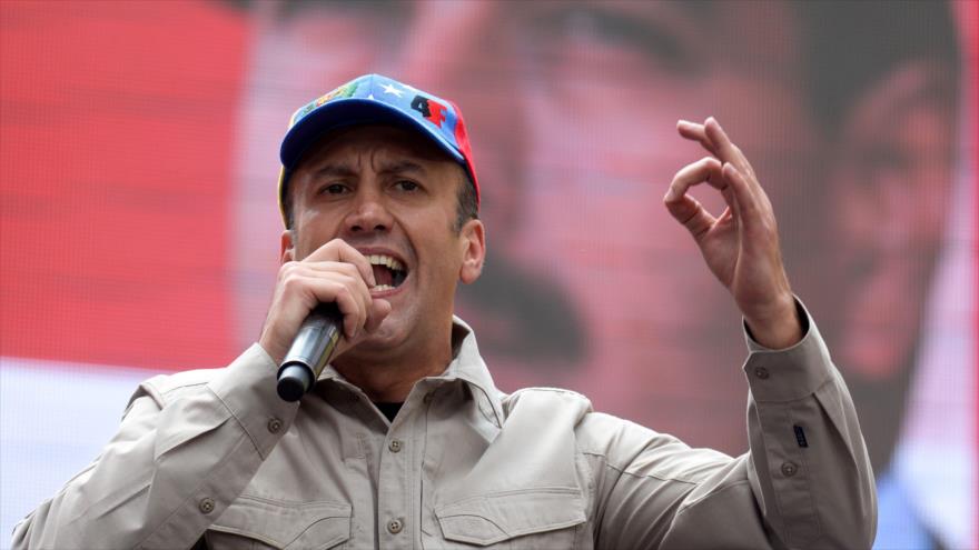 El vicepresidente venezolano, Tareck El Aissami, pronuncia un discurso durante una manifestación contra OEA en Caracas, 28 de marzo de 2017. 