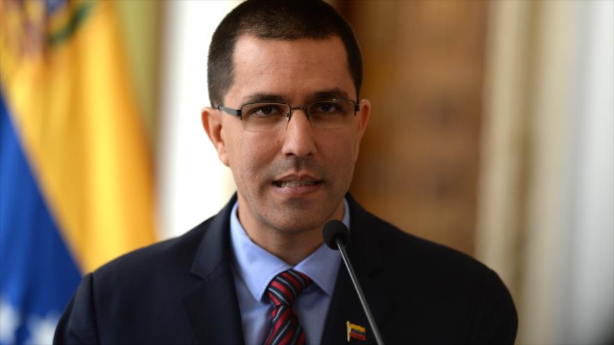 El canciller venezolano, Jorge Arreaza, habla en un encuentro con delegaciones de diferentes países en Caracas, 12 de agosto de 2017.