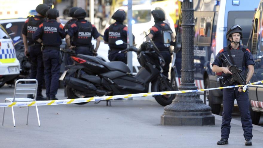 Policías armados de Barcelona, desplegados en bulevar de Las Ramblas en Barcelona, 17 de agosto de 2017.
