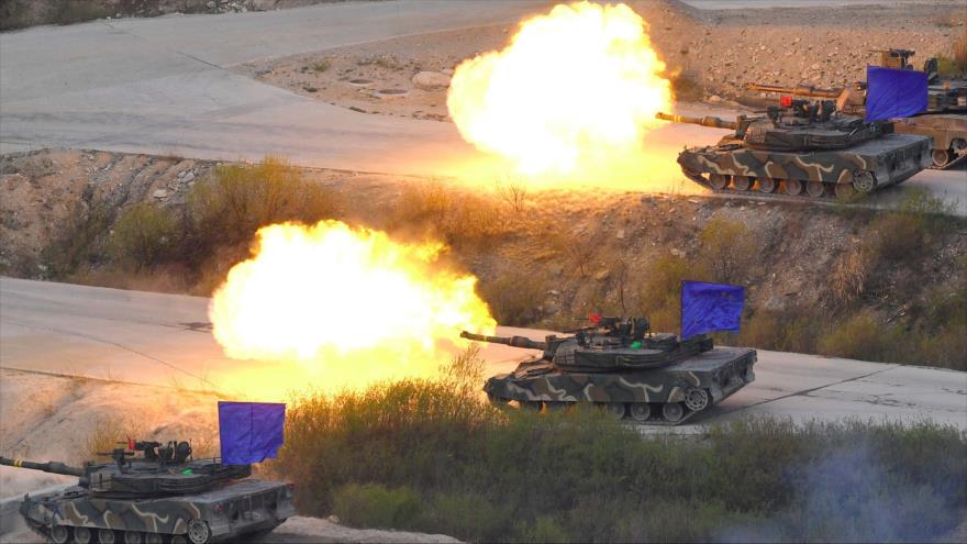 Tanques surcoreanos durante un ejercicio conjunto con EE.UU. en el campo de entrenamiento de fuego en Pocheon (noreste de Seúl), 26 de abril de 2017.