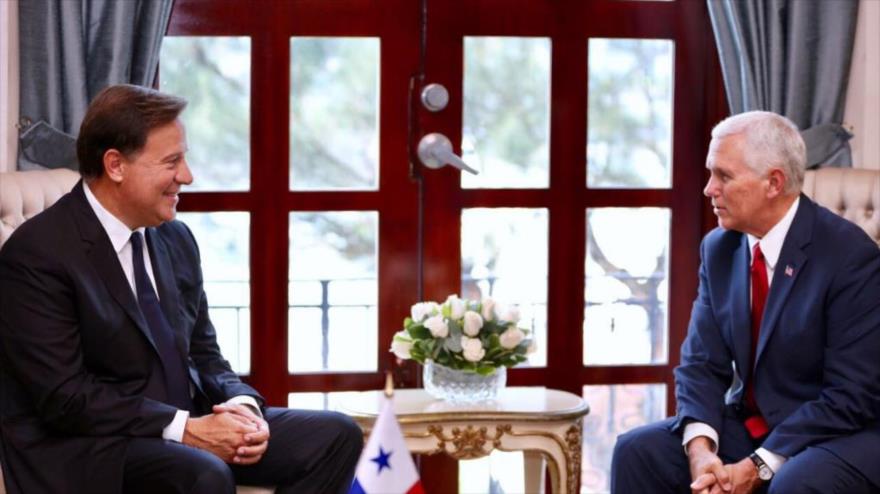 El presidente de Panamá, Juan Carlos Varelai
(izqda.) se reúne con el vicepresidente de EE.UU., Mike Pence en Panamá, 17 de agosto de 2017.