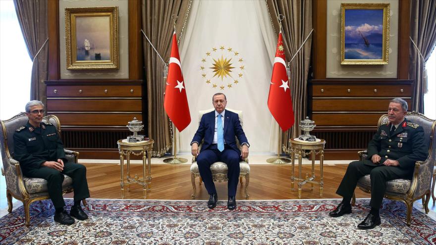 El jefe del Estado Mayor de las Fuerzas Armadas iraníes, el general de división Mohamad Husein Baqeri (izda.). reunido con el presidente turco Recep Tayyip Erdogan (centro) y su homólogo turco, el general Hulusi Akar (dcha.) en la capitalina ciudad de Ankara. 16 de agosto de 2017