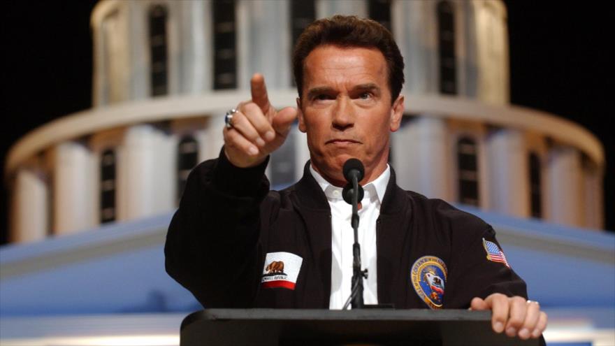 El entonces gobernador republicano de California, Arnold Schwarzenegger, en un acto público.