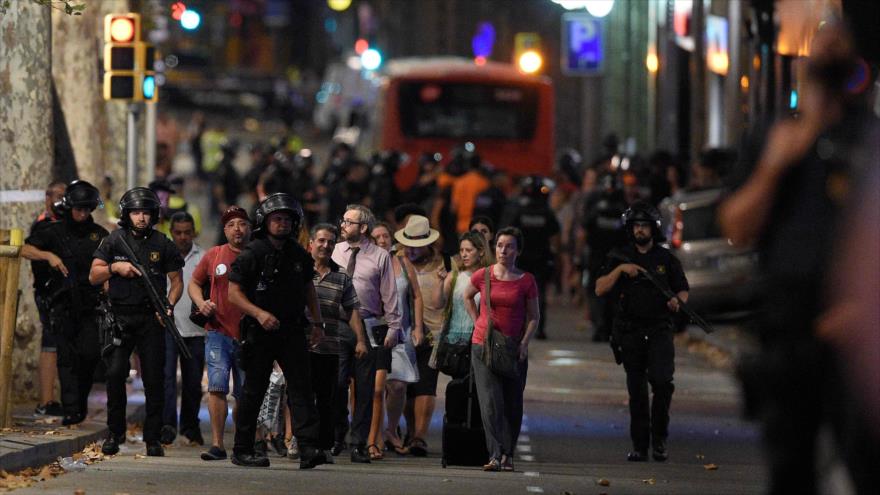 Agentes de la Policía ayudan a la evacuación de un grupo de turistas de Las Ramblas, 17 de agosto de 2017.
