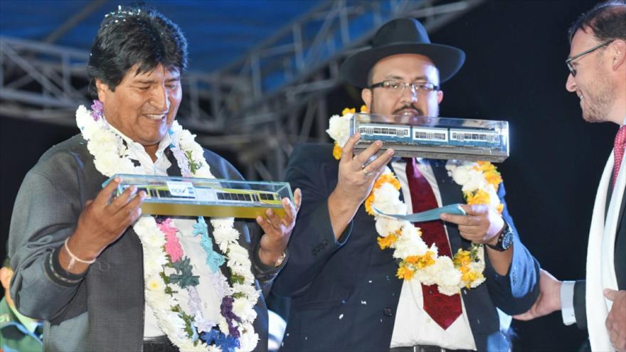 El presidente de Bolivia, Evo Morales (izda.), inaugura la construcción del primer tren eléctrico metropolitano, 17 de agosto de 2017.