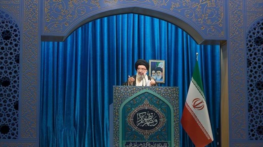 El Imam del rezo del viernes de Teherán el ayatolá Seyed Ahmad Jatami, ofrece su discurso, 18 de agosto de 2017.