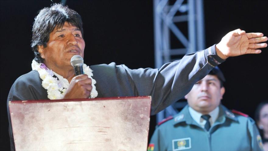 El presidente de Bolivia, Evo Morales, habla durante un acto para la construcción del primer tren eléctrico metropolitano, 17 de agosto de 2017.