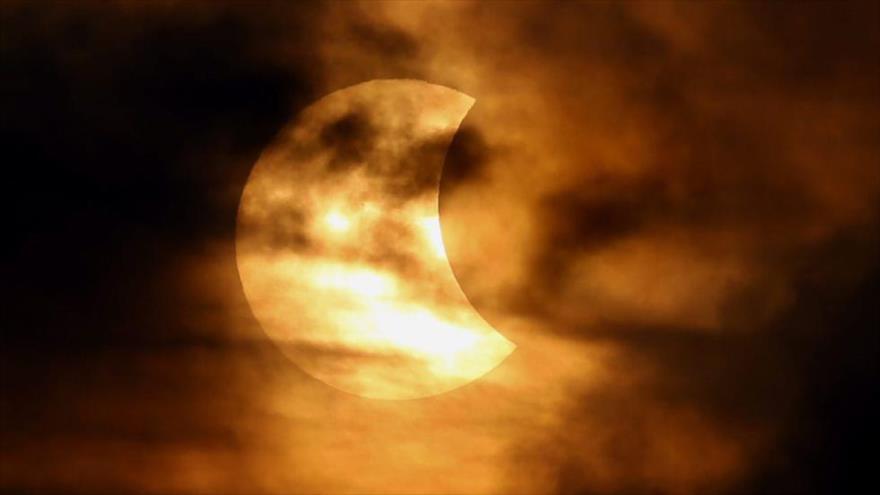 Vista de un eclipse parcial de sol en Bangkok (Tailandia).