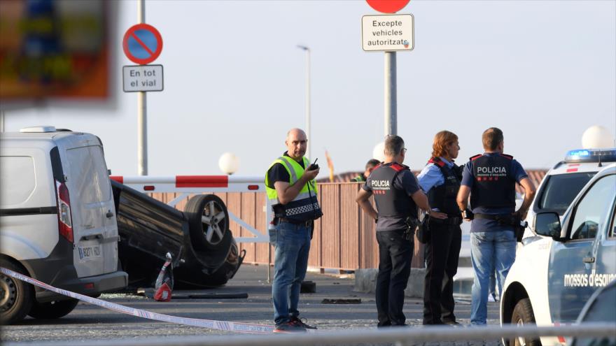Los agentes de policía investigan la escena del ataque terrorista en una ciudad de Cambrils, a 120 kilómetros al sur de Barcelona, 17 de agosto de 2017.