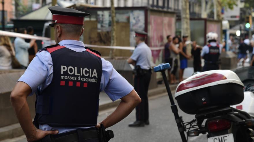Agentes de policía hacen guardia en la calle de La Rambla, en Barcelona, 18 de agosto de 2017.