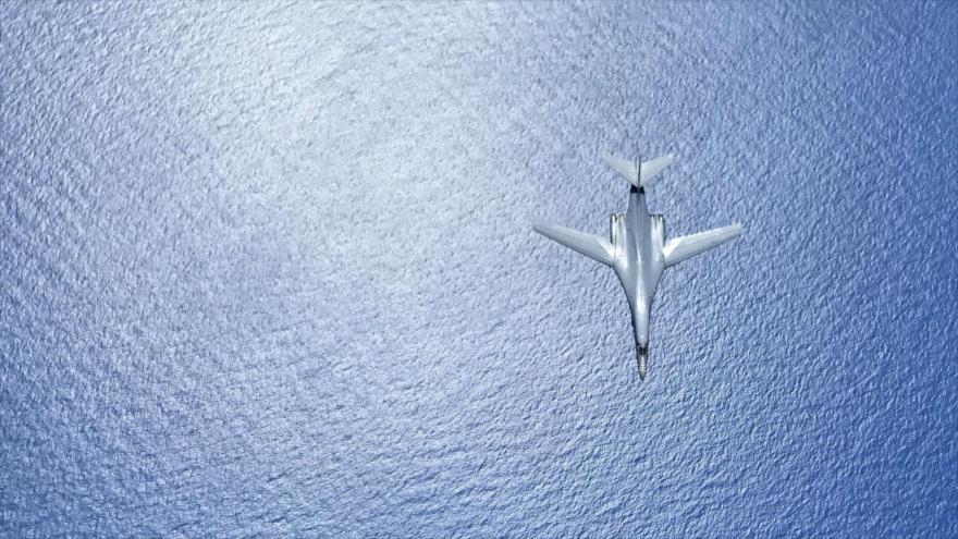 Un bombardero estratégico B-1B estadounidense vuela cerca de la isla de Guam, 8 de agosto de 2017.