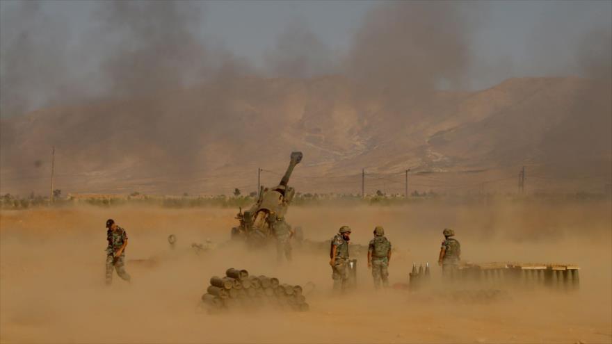 Soldados del Ejército libanés disparan contra los terroristas desde una posición recién recuperada cerca de Ras Baalbeck, 17 de agosto de 2017.