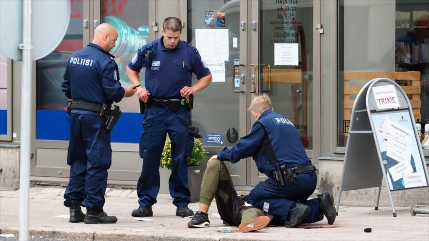 Agentes de la Policía finlandesa tratan a un hombre herido en la pierna en Turku (suroeste), 18 de agosto de 2017.