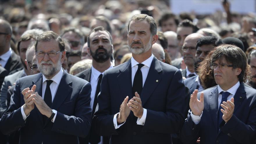 Los presidentes del Gobierno español, Mariano Rajoy (dcha.), y de la Generalitat, Carles Puigdemont, junto al rey de España, Felipe VI (centro), en Barcelona.