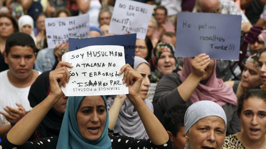 Una concentración de los musulmanes barceloneses en condena de los atentados de Barcelona y Cambrils, en Las Ramblas, Barcelona, 19 de agosto de 2017.