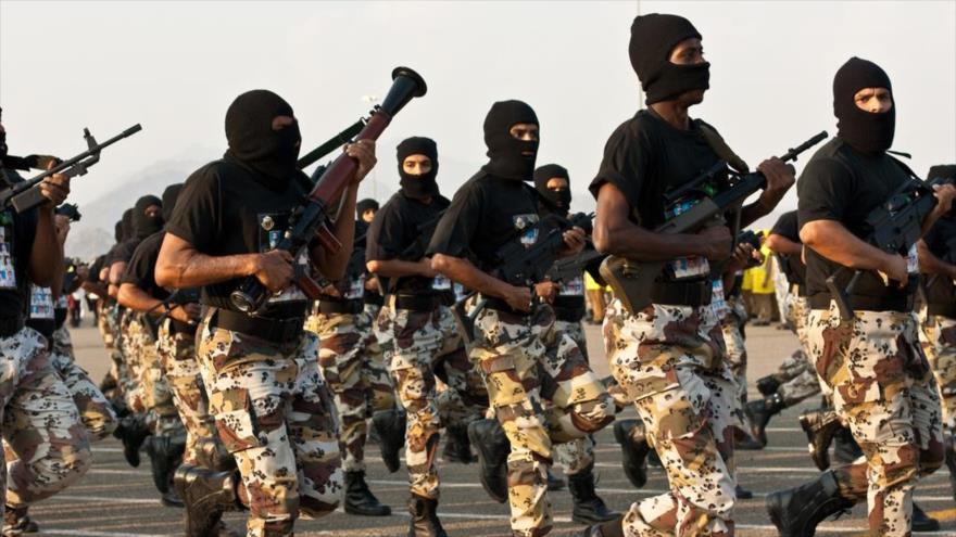 Fuerzas especiales saudíes desfilan en el norte del reino árabe, 8 de febrero de 2016.