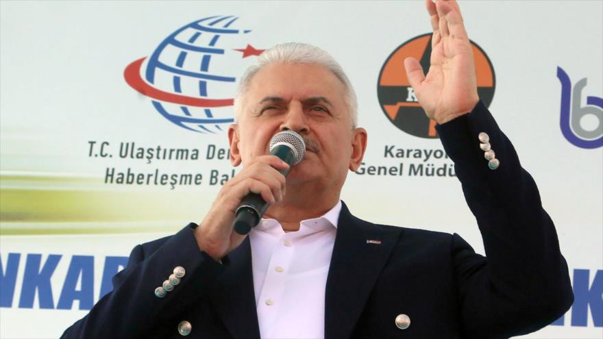 El primer ministro de Turquía, Binali Yildirim, pronuncia discurso durante un acto público en Ankara, 18 de agosto de 2017.