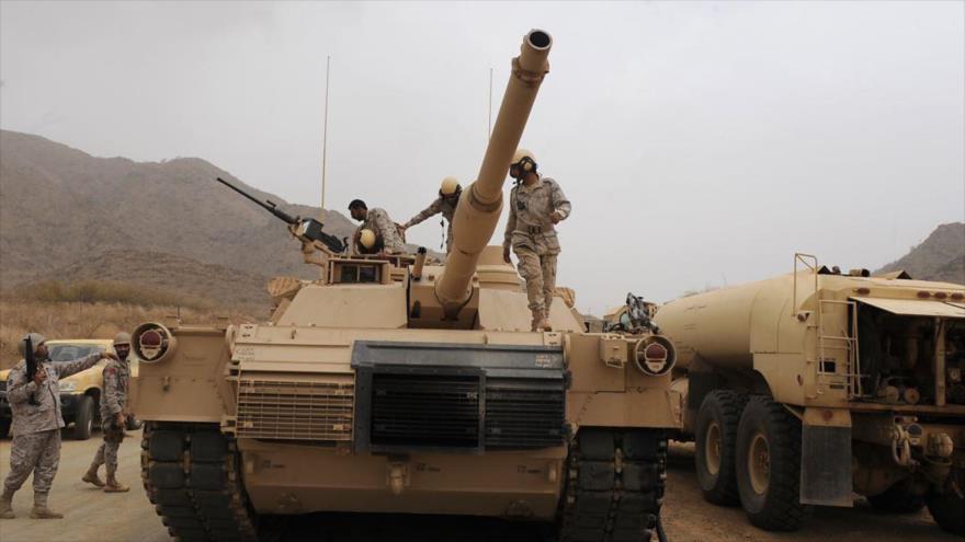 
Soldados saudíes se ven encima de un tanque desplegado en la frontera saudí-yemení en la provincia saudí de Yizan.