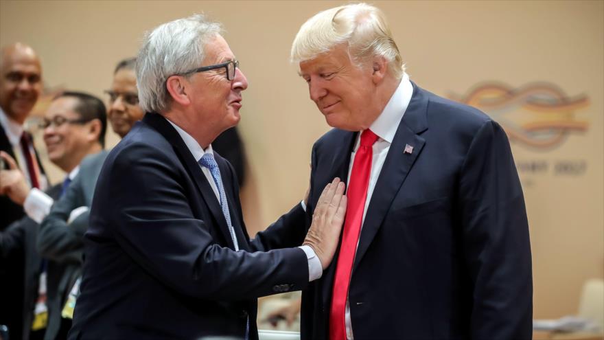 El presidente de la Comisión Europea (CE), Jean-Claude Juncker, habla con el presidente de EEUU, Donald Trump, en Alemania, 8 de julio de 2017.