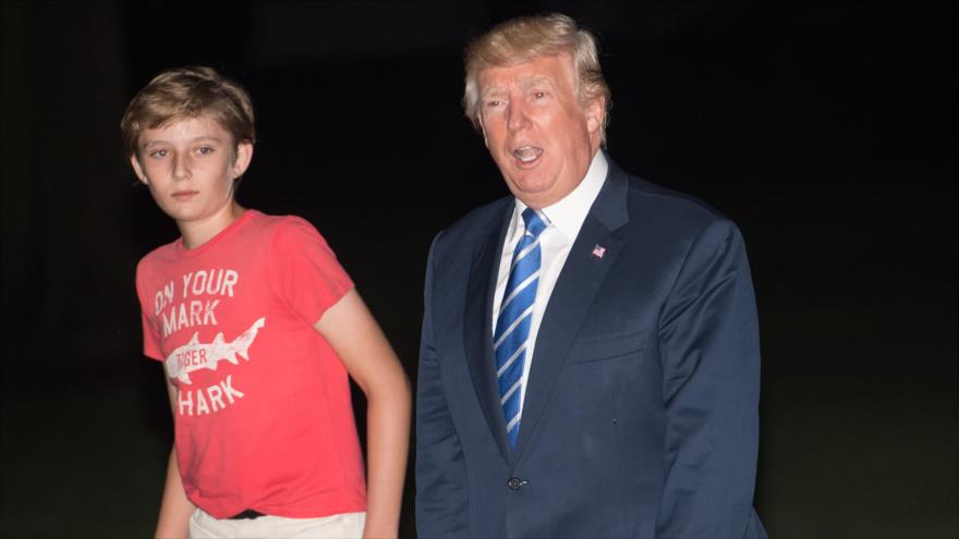 El presidente estadounidense, Donald Trump, junto a su hijo Barron, regresa a la Casa Blanca en Washington D.C. después de 17 días de vacaciones, 20 de agosto de 2017.