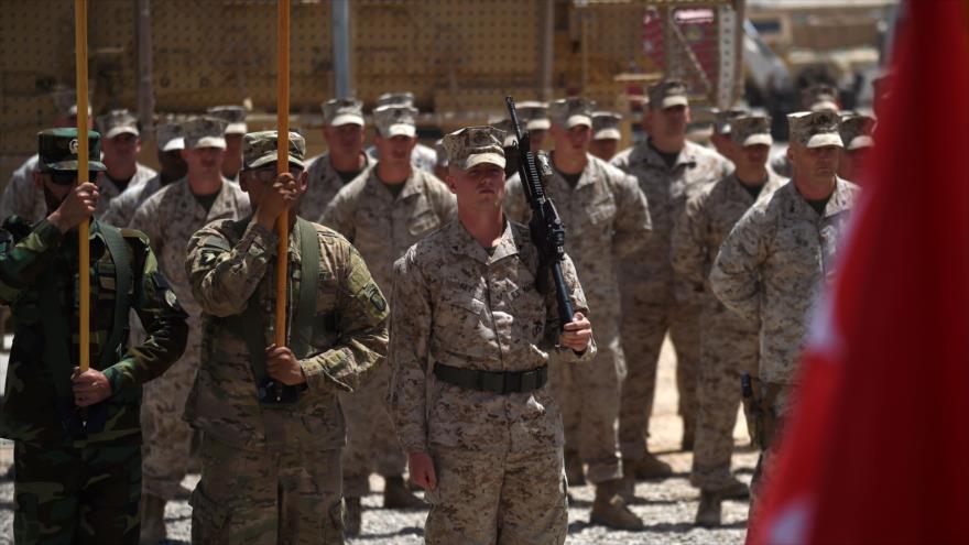 Soldados de la Marina de EE.UU. y del Ejército afgano asisten a una ceremonia en la provincia afgana de Helmand, 29 de abril de 2017.