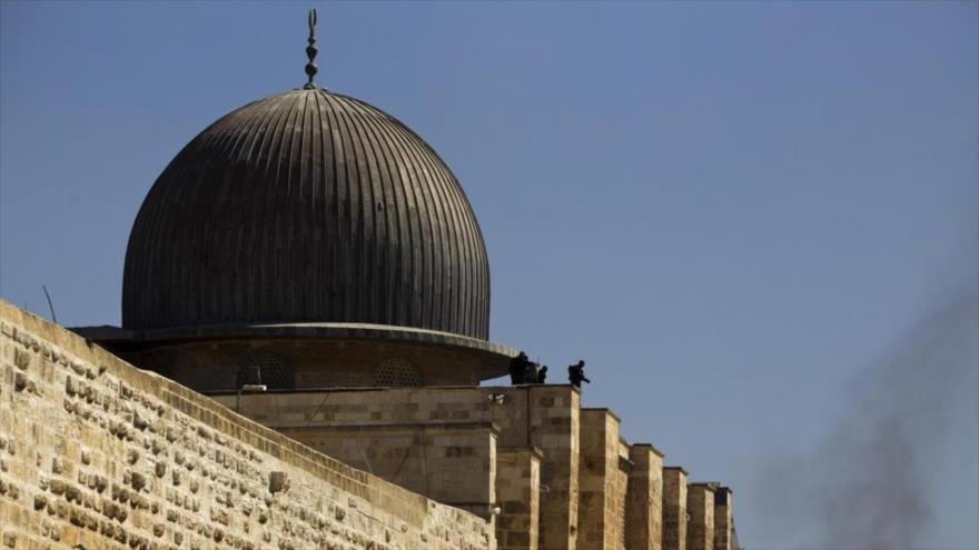 Soldados israelíes en el techo de la Mezquita Al-Aqsa, en Al-Quds (Jerusalén).