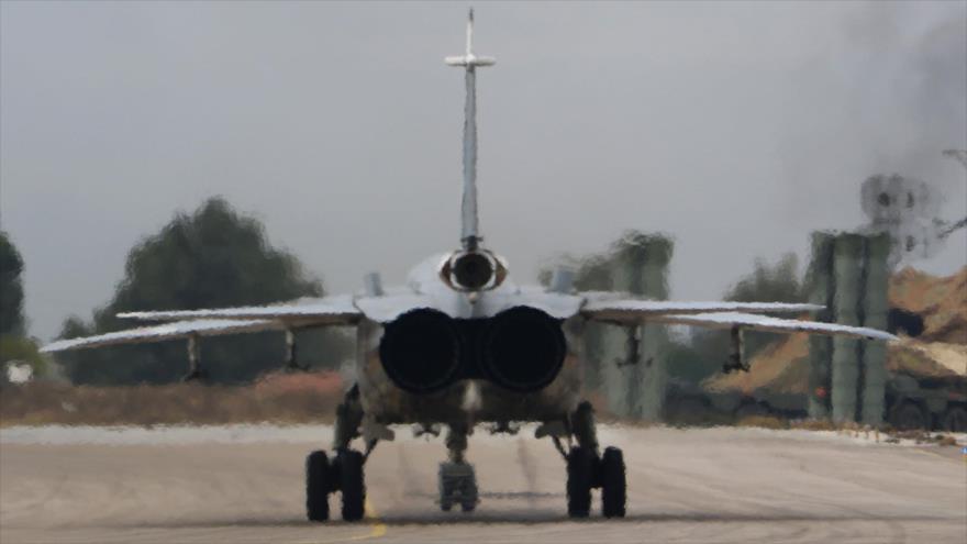 Un bombardero Sujoi Su-24 de las Fuerzas Aeroespaciales de Rusia se prepara para despegar desde la base aérea de Hmeimim.