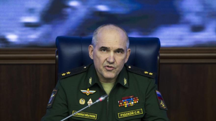 El jefe de la Dirección de Operaciones del Estado Mayor ruso, el coronel general Serguéi Rudskoi, ofrece una rueda de prensa.