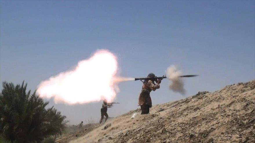Terroristas del EIIL (Daesh, en árabe) combaten al Ejército iraquí en una zona al norte de Faluya.