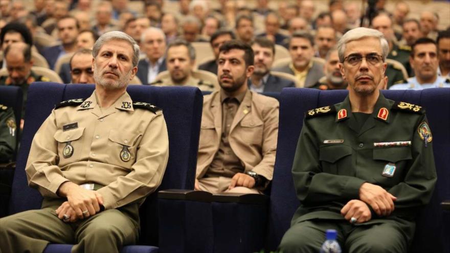 El jefe del Estado Mayor de las Fuerzas Armadas de Irán, Mohamad Husein Baqeri (D), junto al nuevo ministro de Defensa, Amir Hatami, 22 de agosto de 2017.
