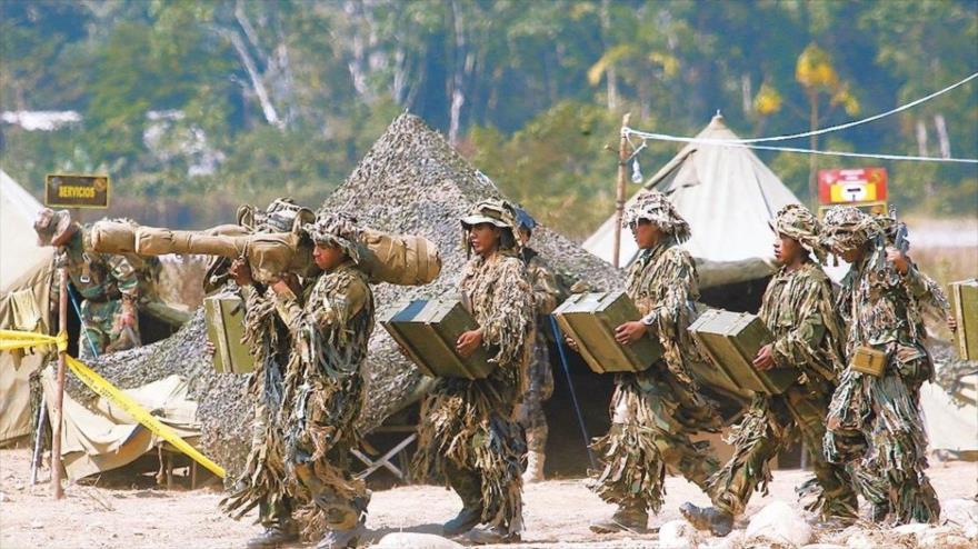 Fuerzas militares de Bolivia participan en un ejercicio militar.