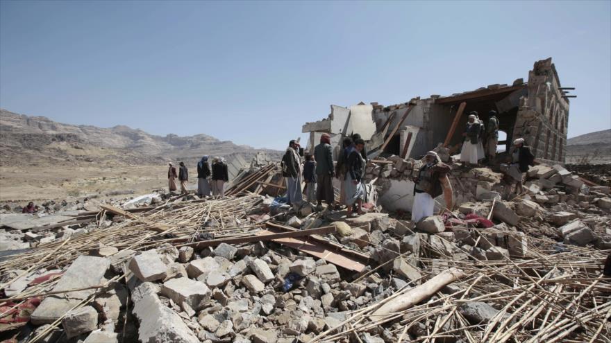 Varias personas entre los escombros de una casa destruida en un ataque de la coalición liderada por Arabia Saudí a las afueras de Saná, capital de Yemen, 16 de febrero de 2017.